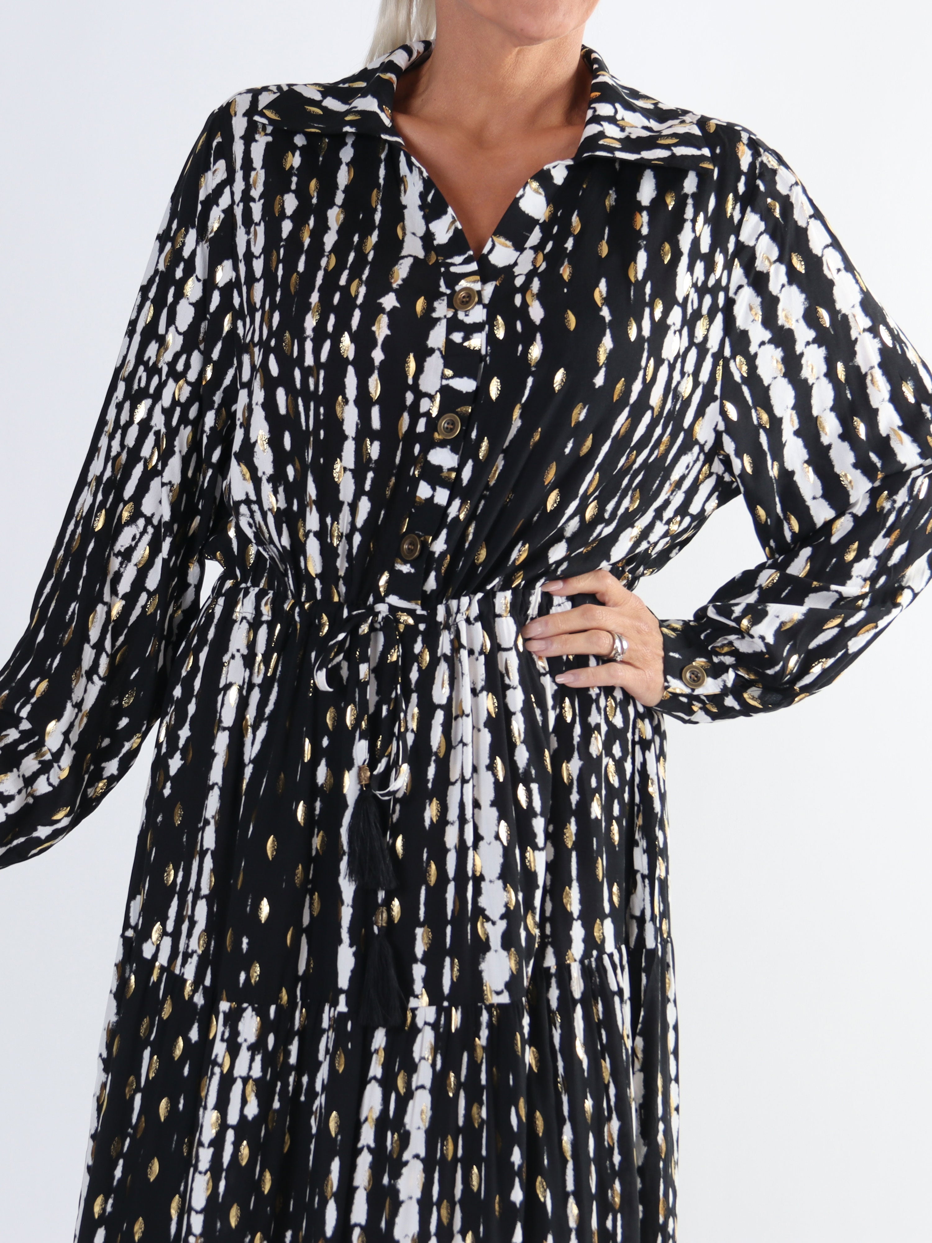 Shelly - Lång plus size klänning i viskos med gulddetaljer